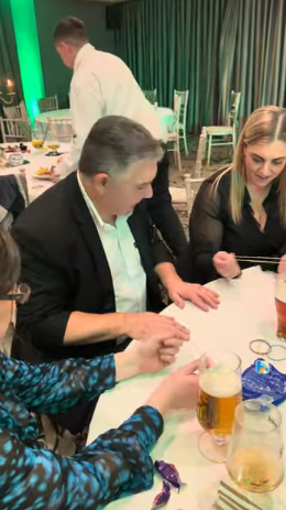 Darren Brand magician entertaining at a wedding.